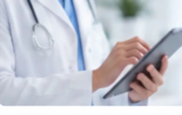 Professionnelle de santé consultant une tablette